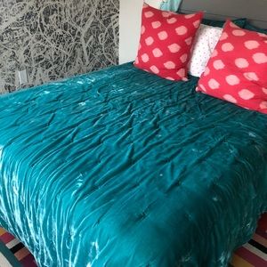 Queen/full Velvet comforter, shams & throw pillows